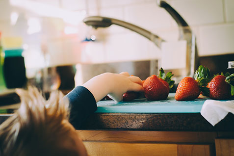 child-stawberries-clm-images@2x